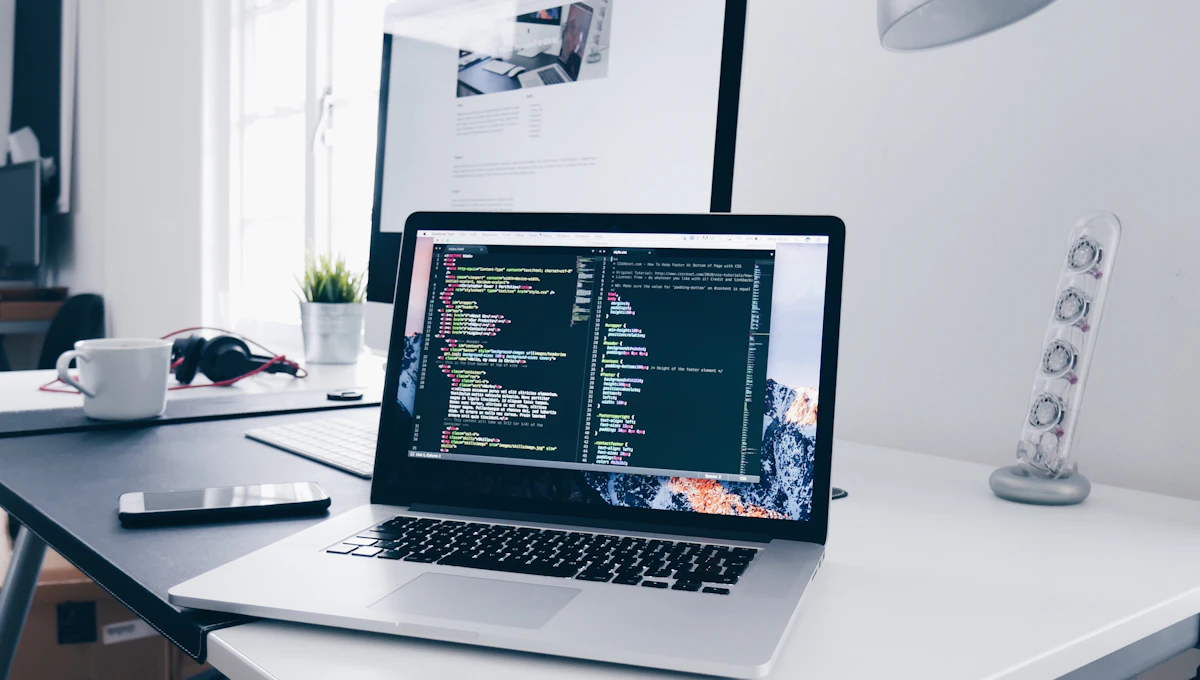 Computador portátil mostrando código en un espacio de trabajo