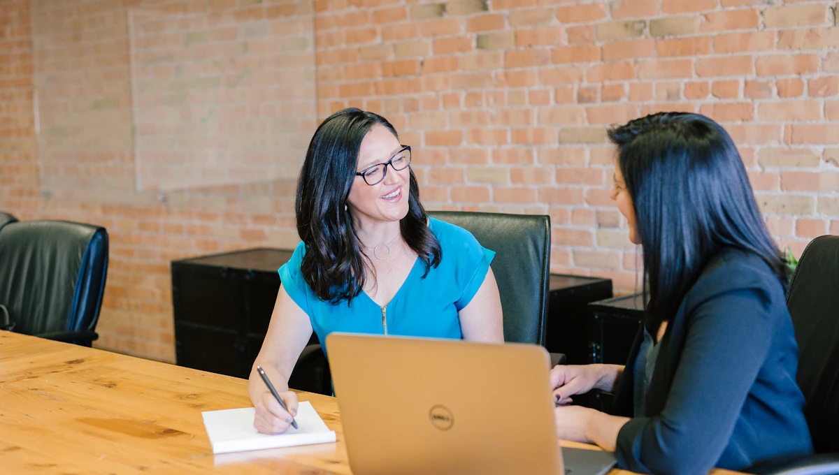 Dos profesionales conversando durante una reunión de trabajo