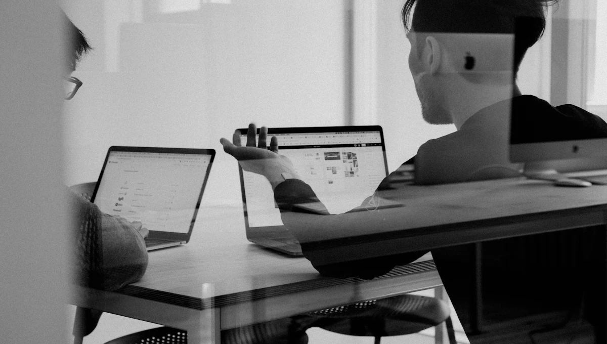 Equipo de trabajo colaborando alrededor de una mesa